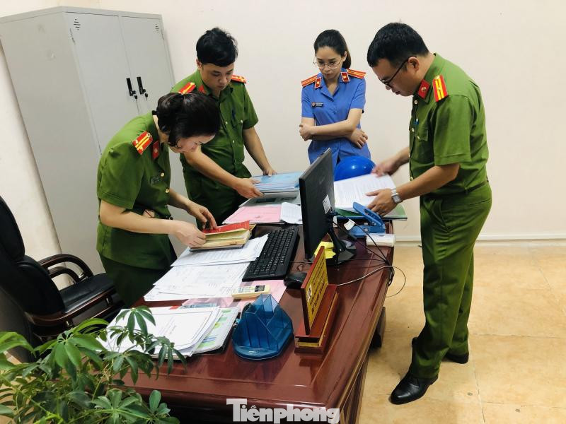 Cơ quan chức năng khám xét nơi làm việc của đối tượng Khánh -Ảnh: CA