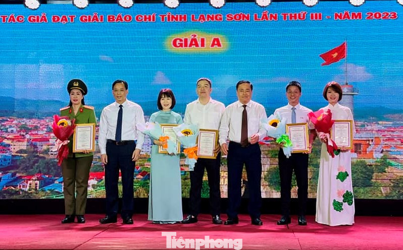 Các tác giả có tác phẩm đoạt giải cao- giải thưởng Báo chí tỉnh Lạng Sơn lần thứ III nhận phần thưởng của Lãnh đạo tỉnh Lạng Sơn. Ảnh: Duy Chiến Các tác giả có tác phẩm đoạt giải cao- giải thưởng Báo chí tỉnh Lạng Sơn lần thứ III nhận phần thưởng của Lãnh đạo tỉnh Lạng Sơn. Ảnh: Duy Chiến