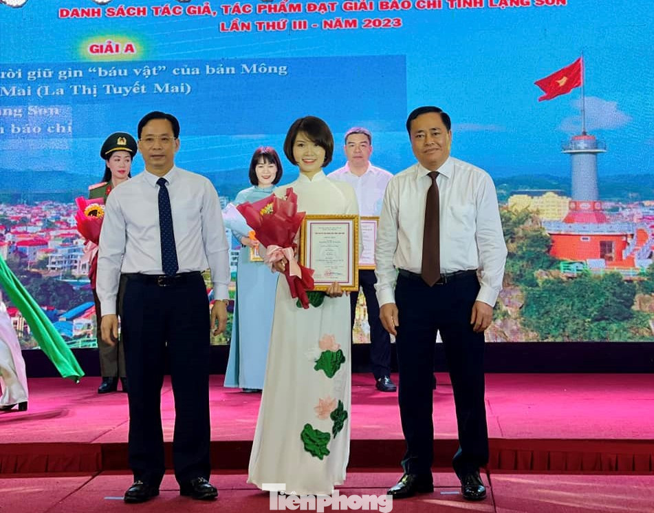 Lãnh đạo tỉnh Lạng Sơn trao giải cho các tác giả, tác phẩm xuất sắc. Ảnh: Duy Chiến Lãnh đạo tỉnh Lạng Sơn trao giải cho các tác giả, tác phẩm xuất sắc. Ảnh: Duy Chiến