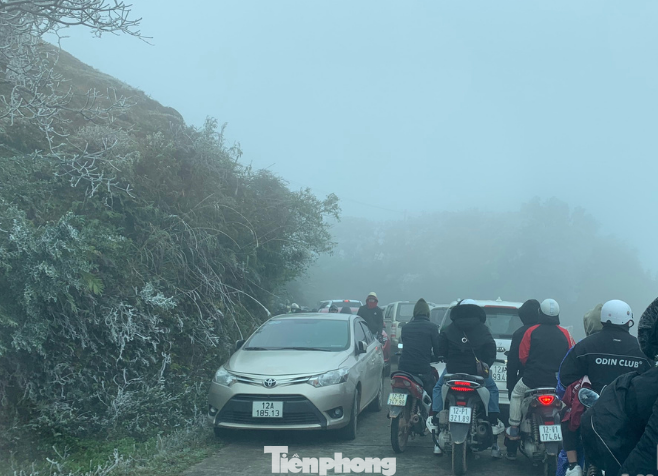 Dòng người, phương tiện nối nhau lên, xuống khu du lịch Mẫu Sơn.