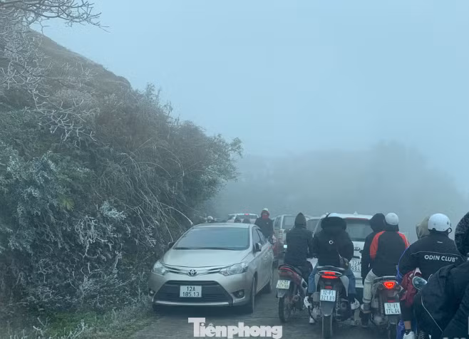 Dòng người, phương tiện nối nhau lên, xuống khu du lịch Mẫu Sơn.