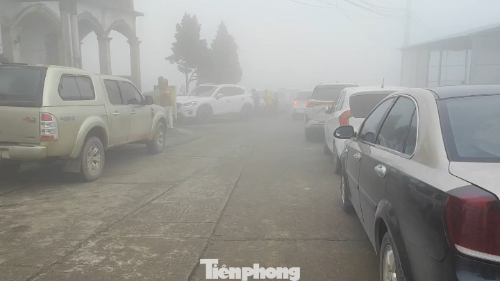 Hàng xe dài đỗ đậu trên đỉnh Mẫu Sơn.