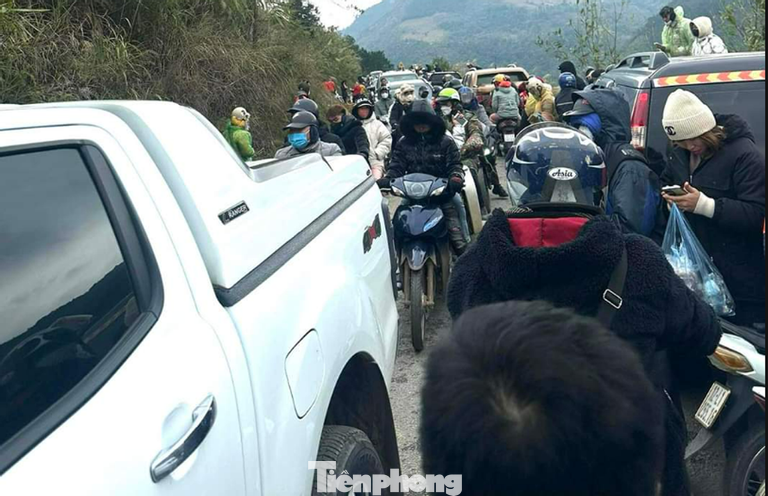 Trong ngày 23/1, có những thời điểm, cung đường dẫn lên Mẫu Sơn bị ách tắc giao thông cục bộ.