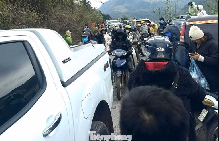 Trong ngày 23/1, có những thời điểm, cung đường dẫn lên Mẫu Sơn bị ách tắc giao thông cục bộ.