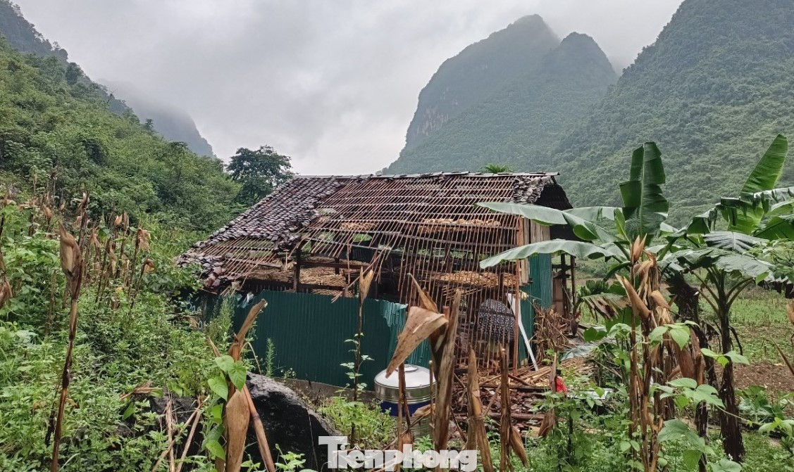 Hiện trường sự việc đá lăn vào nhà. Ảnh: CB Hiện trường sự việc đá lăn vào nhà. Ảnh: CB