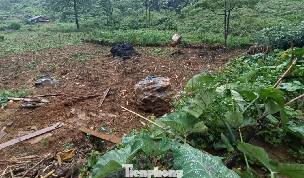 Nhiều hòn đá to lăn từ trên núi cao khiến nhà, cây cối hư hỏng. Ảnh: CB Nhiều hòn đá to lăn từ trên núi cao khiến nhà, cây cối hư hỏng. Ảnh: CB