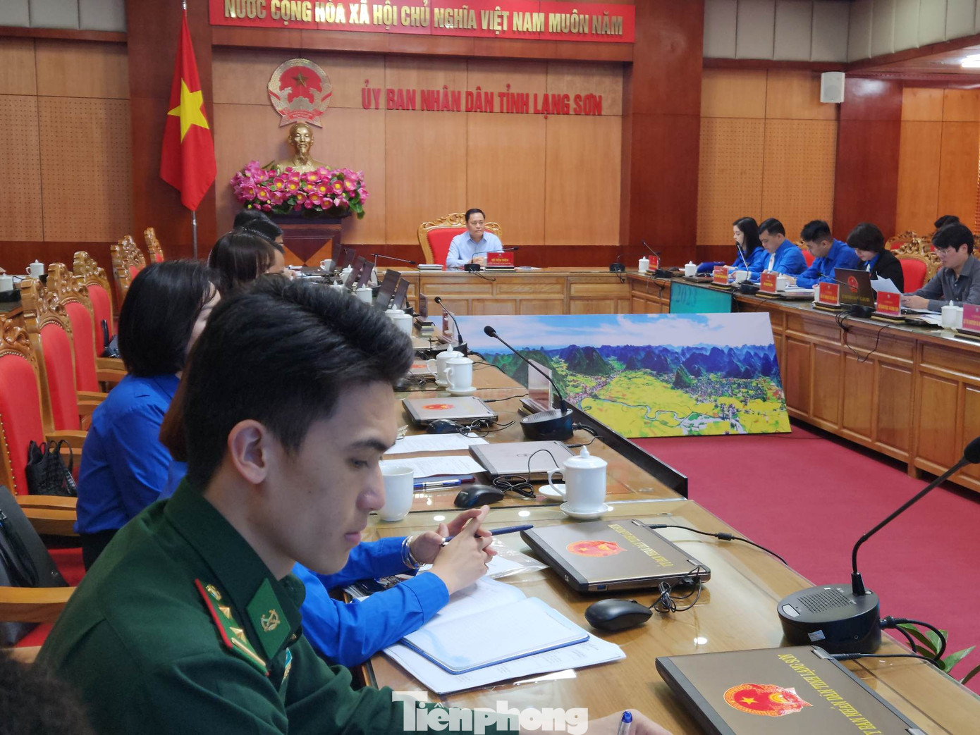 Chủ tịch UBND tỉnh Lạng Sơn Hồ Tiến Thiệu (giữa) tham gia Hội nghị trực tuyến. Ảnh: Duy Chiến Chủ tịch UBND tỉnh Lạng Sơn Hồ Tiến Thiệu (giữa) tham gia Hội nghị trực tuyến. Ảnh: Duy Chiến