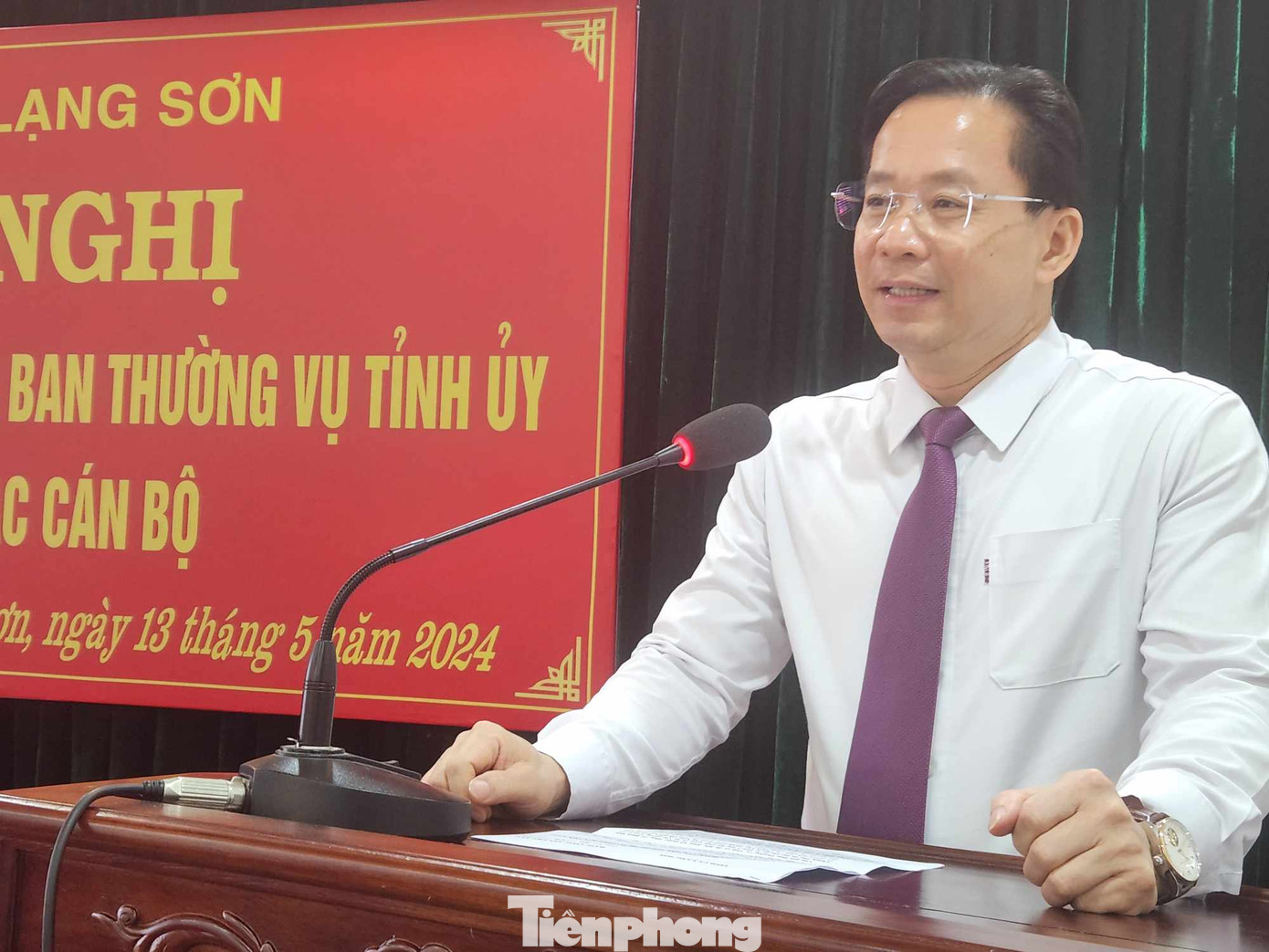 Phó Bí thư Thường trực Tỉnh ủy Hoàng Văn Nghiệm mong muốn tân Phó Bí thư Huyện ủy Hữu Lũng nỗ lực hơn nữa, hoàn thành xuất sắc nhiệm vụ được giao. Ảnh: Duy Chiến