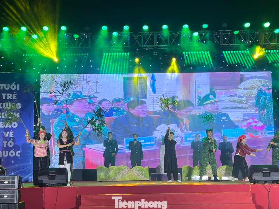 Tái hiện mô hình "Lũy tre Việt" của cán bộ, chiến sĩ và nhân dân địa phương, bảo vệ biên cương Tổ quốc. Ảnh: Duy Chiến