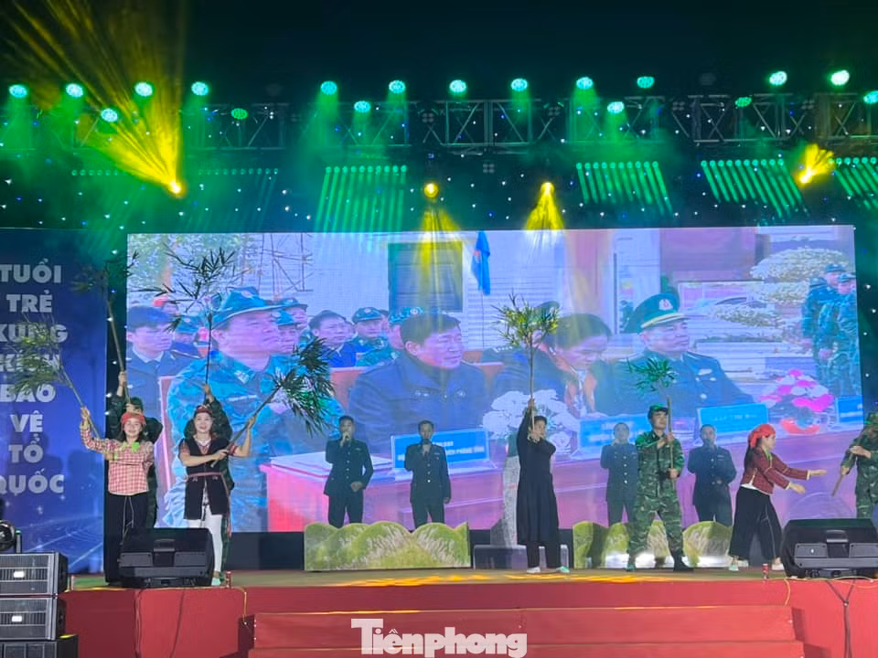 Tái hiện mô hình "Lũy tre Việt" của cán bộ, chiến sĩ và nhân dân địa phương, bảo vệ biên cương Tổ quốc. Ảnh: Duy Chiến