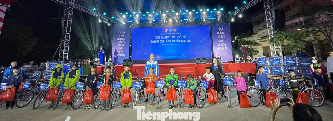 Tặng quà cho các cháu thiếu niên, nhi đồng nghèo ở huyện Cao Lộc .Ảnh: Duy Chiến