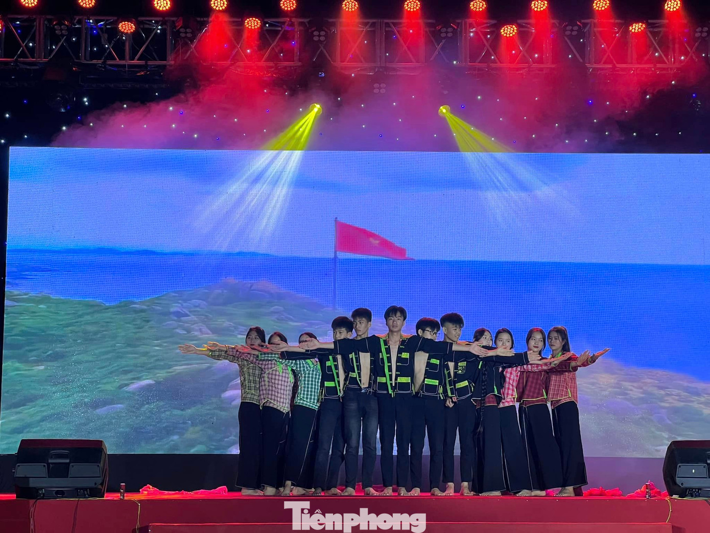 Tiết mục tự hào biên cương do tuổi trẻ các dân tộc huyện Cao Lộc biểu diễn giao lưu. Ảnh: Duy Chiến