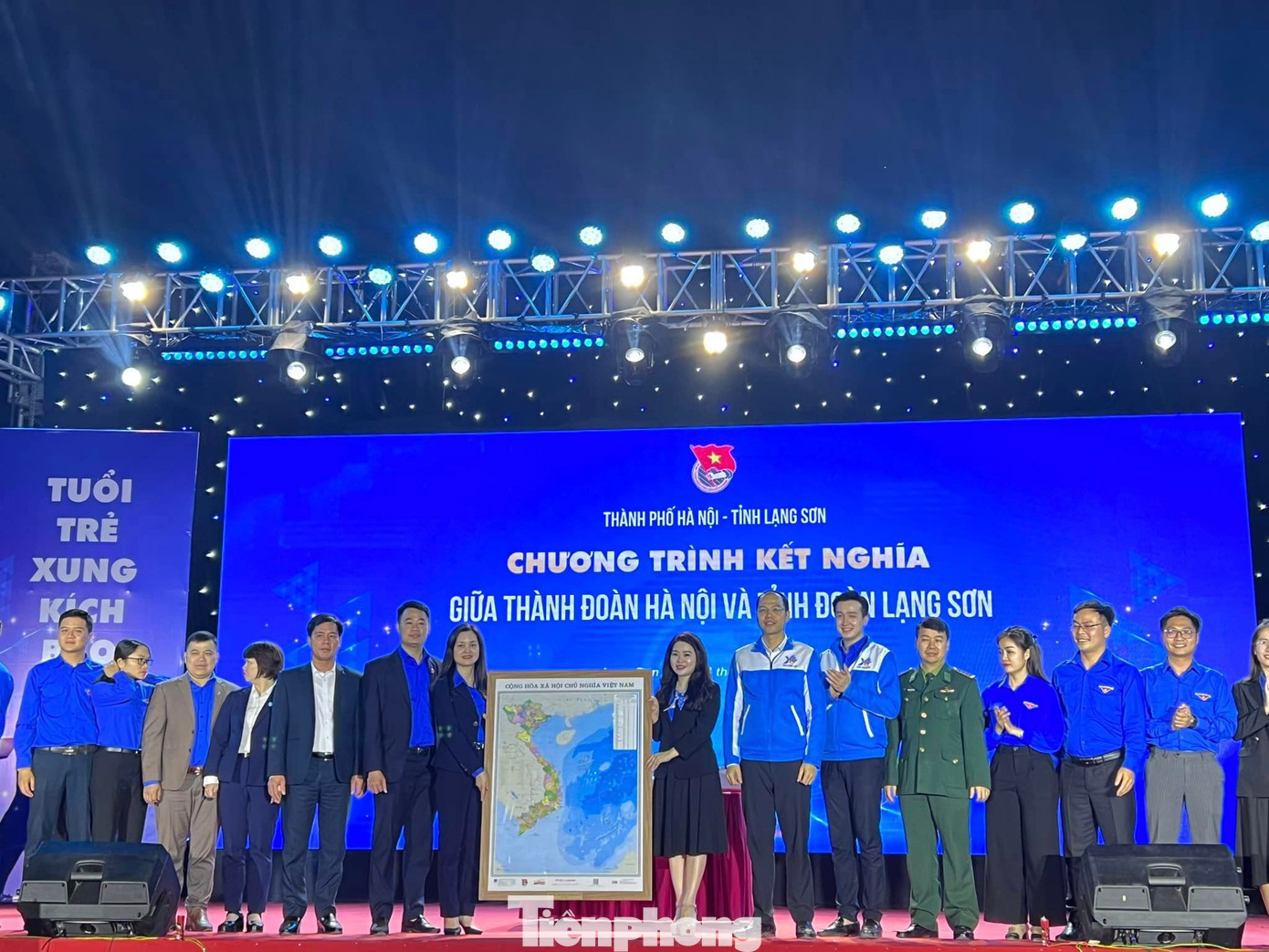 Thành Đoàn Hà Nội trao tặng 300 bản đồ Việt Nam cho Tỉnh Đoàn Lạng Sơn. Ảnh: Duy Chiến