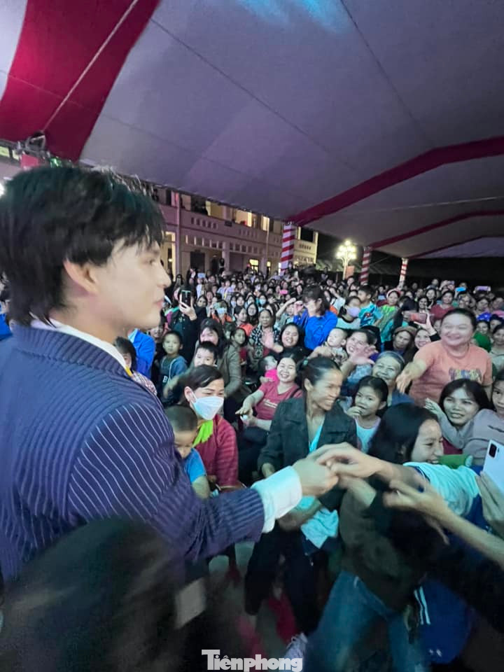 Ca sĩ Nguyễn Trần Trung Quân biểu diễn, giao lưu rất sôi nổi với khán giả. Ảnh: Duy Chiến