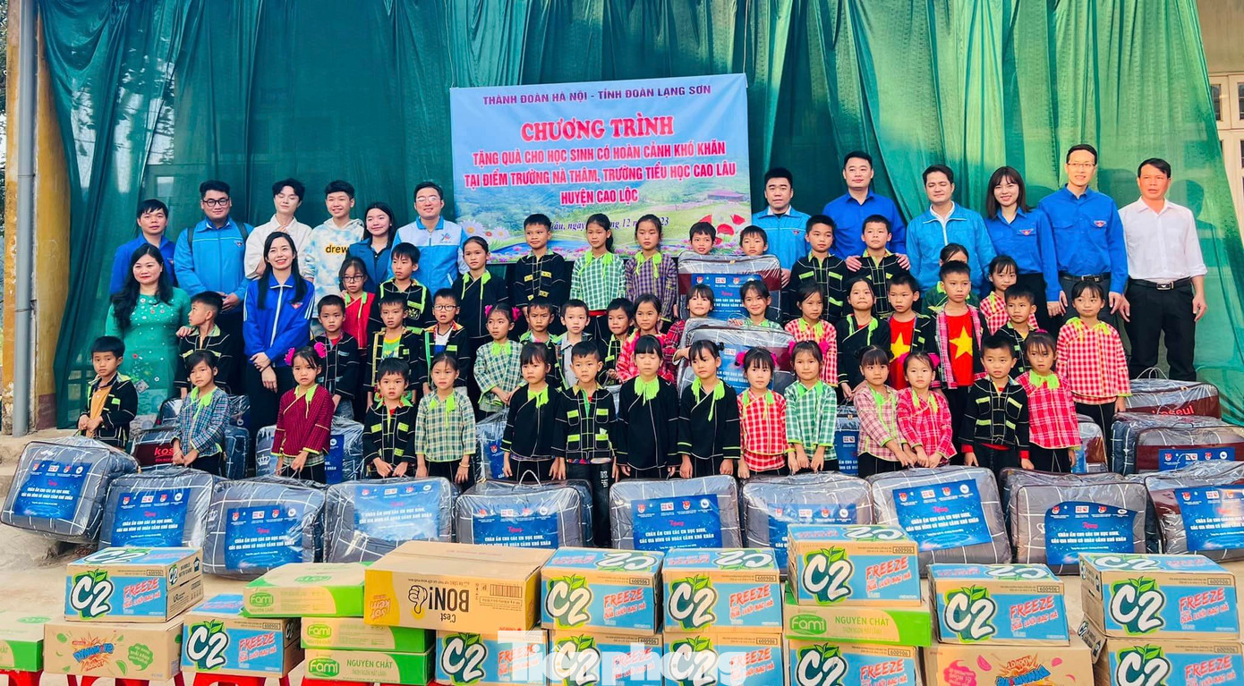 Tặng quà cho thiếu nhi Trường Tiểu học Cao Lâu, huyện Cao Lộc. Ảnh: Duy Chiến