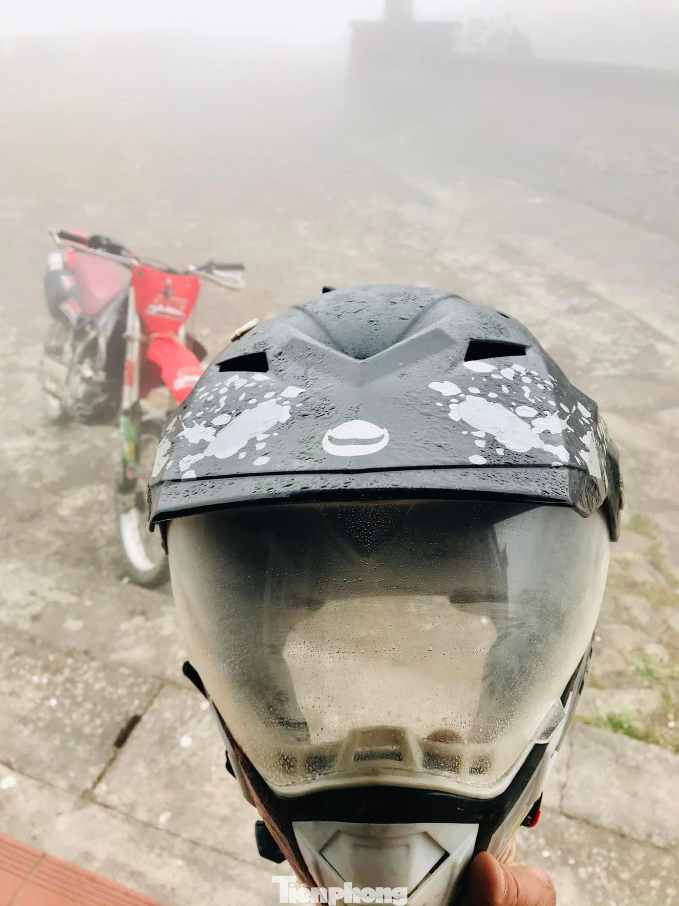 Trời mù, đứng gần không rõ người, cây cối, nhà cửa -Ảnh: Lăng Huy