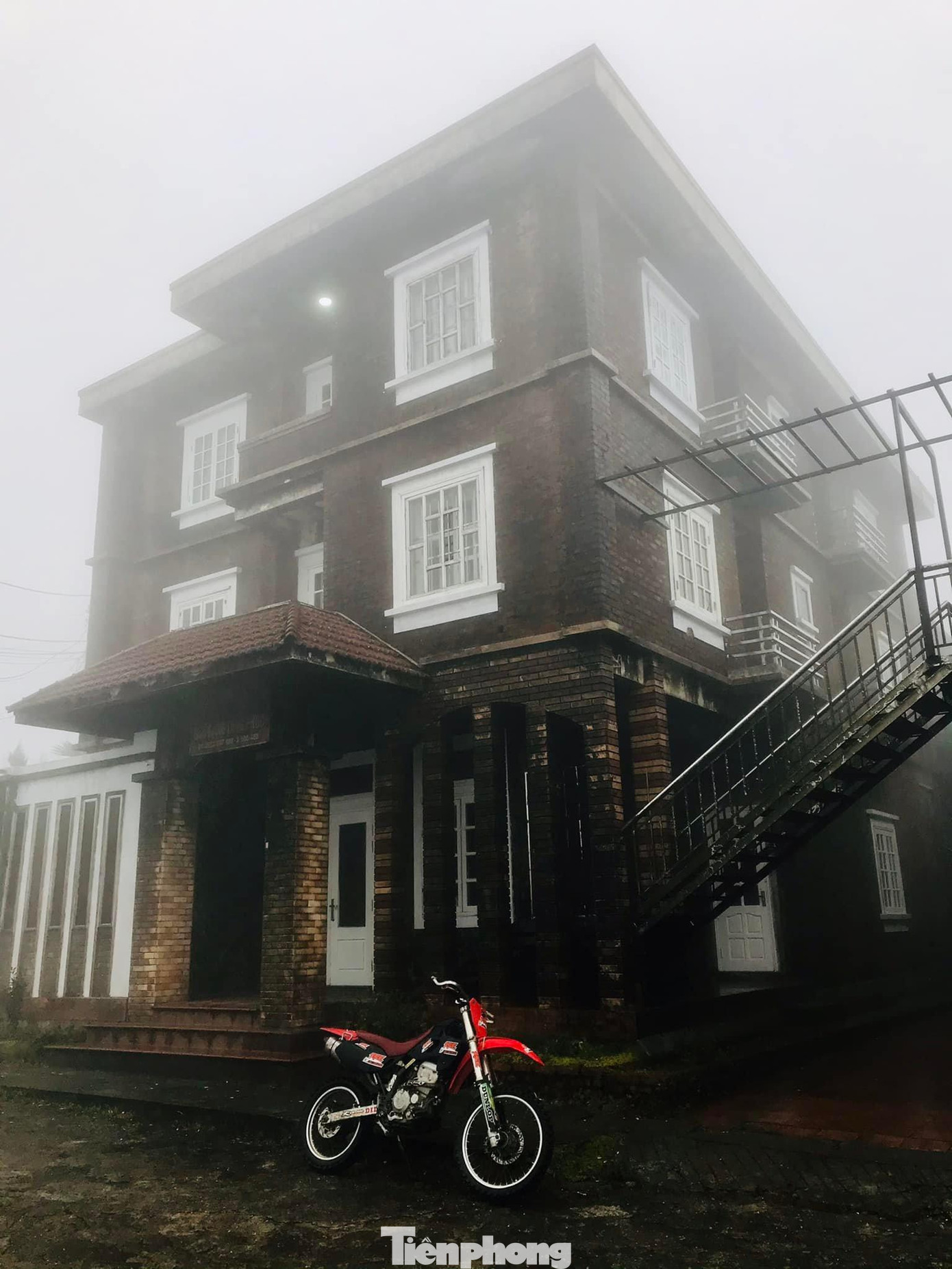 Những tòa nhà, biệt thự cổ trên đỉnh Mẫu Sơn chìm trong giá lạnh -Ảnh: Lăng Huy