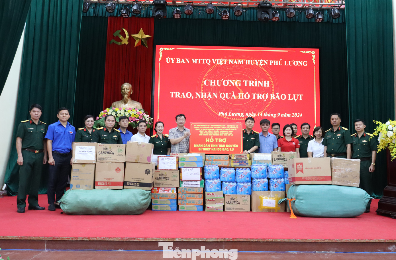 Nhiều phần quà thiết thực, ý nghĩa gửi người dân thành phố Thái Nguyên bị ảnh hưởng do bão lũ. Nhiều phần quà thiết thực, ý nghĩa gửi người dân thành phố Thái Nguyên bị ảnh hưởng do bão lũ.