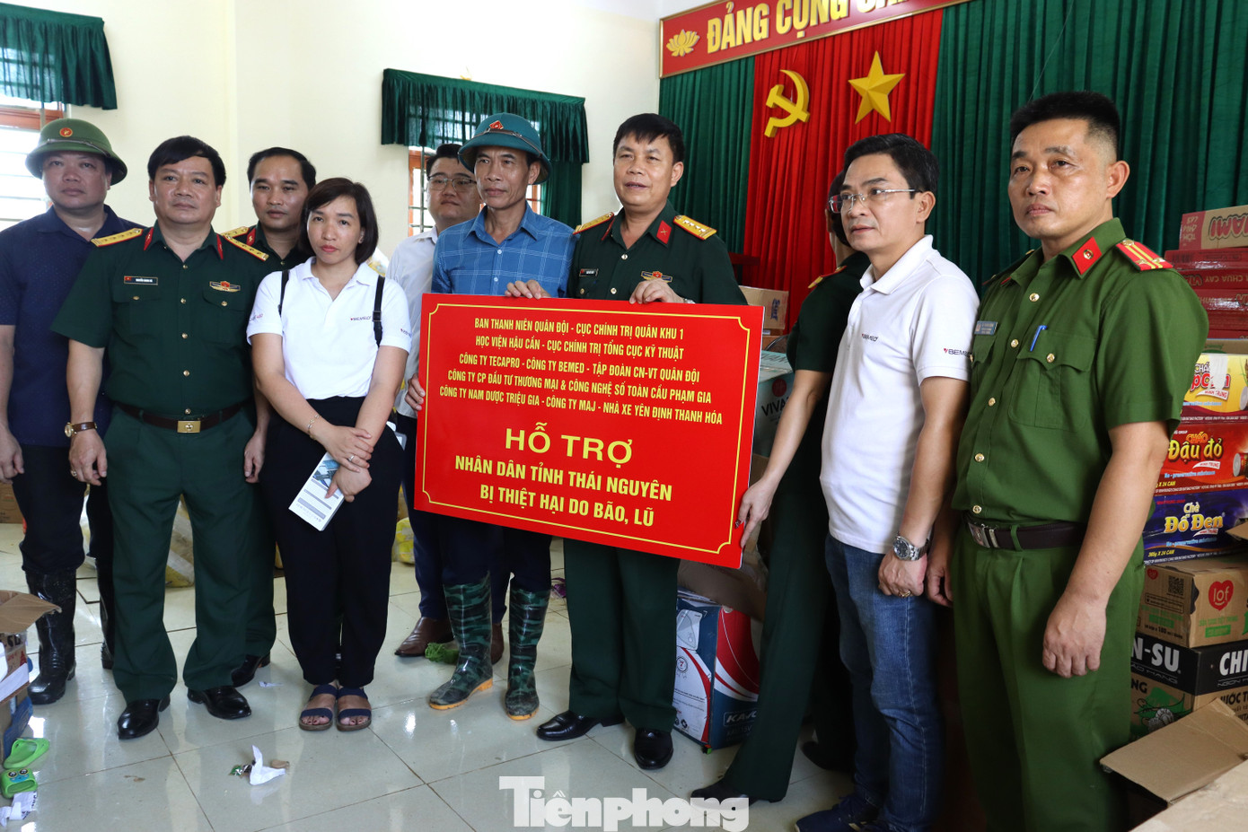 Trao biển tượng trưng hỗ trợ bà con vùng lũ Thái Nguyên. Ảnh: Giang Nam Trao biển tượng trưng hỗ trợ bà con vùng lũ Thái Nguyên. Ảnh: Giang Nam