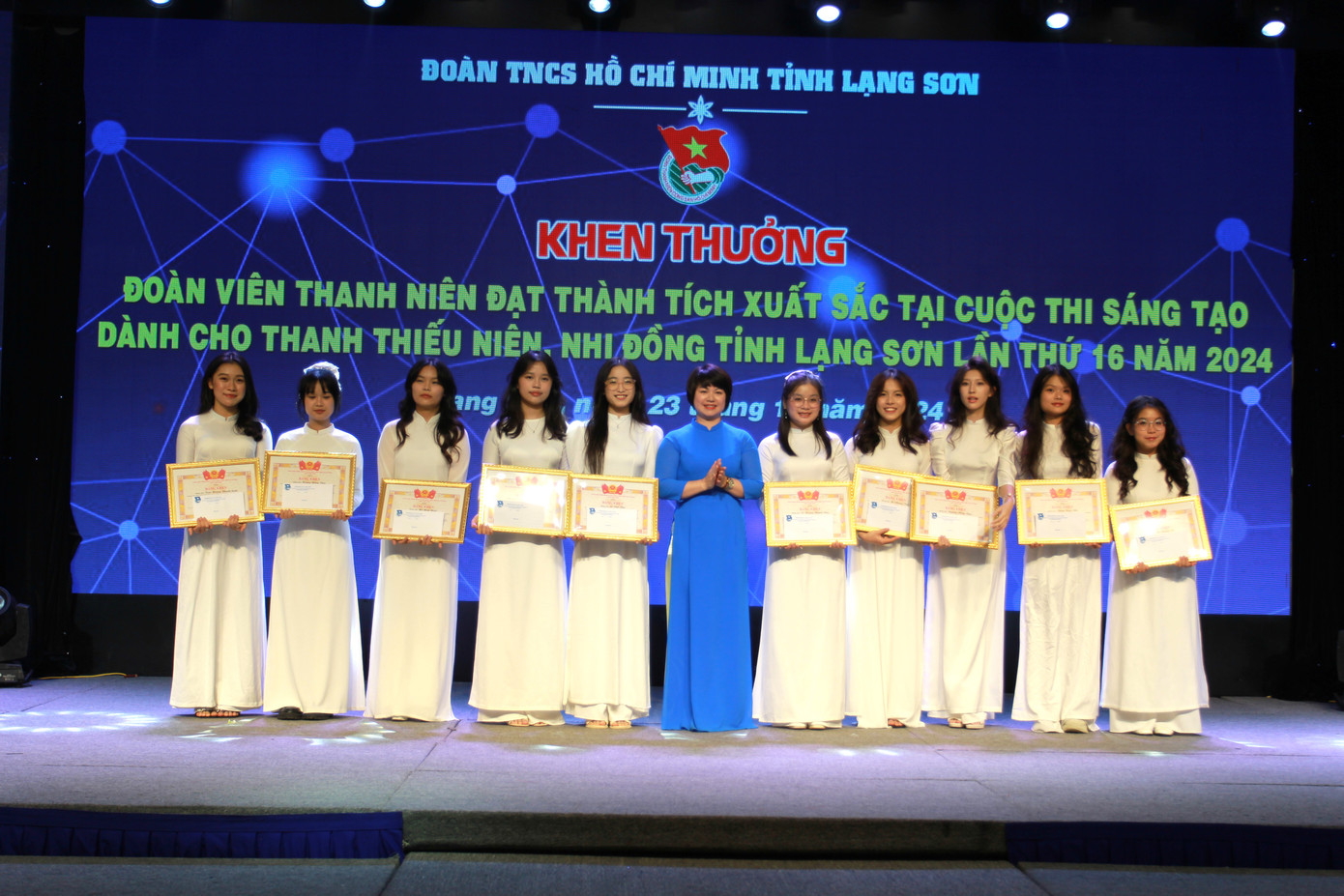 Tỉnh Đoàn Lạng Sơn khen thưởng những đoàn viên, thanh thiếu niên đạt thành tích xuất sắc của hội thi.