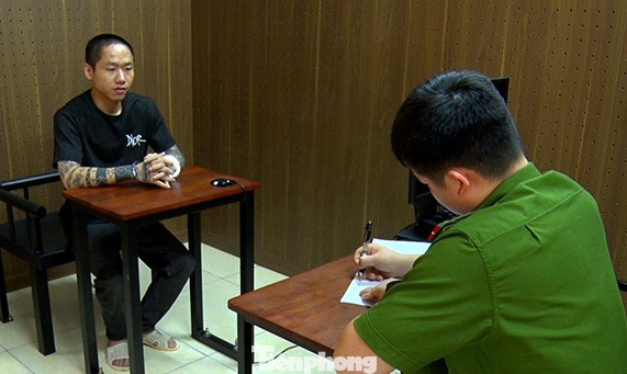 Đối tượng Hoàng Phi Long (bìa trái) khai nhận hành vi lừa đảo tại cơ quan công an. Ảnh: A.K