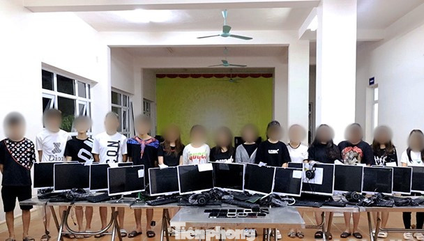 Các đối tượng và tang vật sa lưới pháp luật. Ảnh: A.K