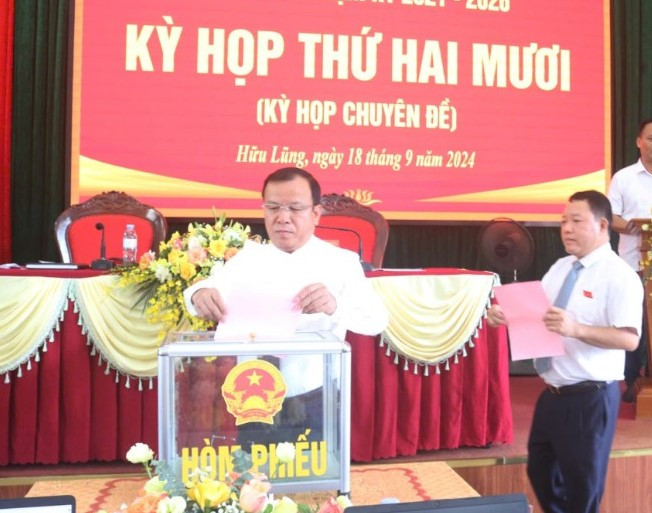 HĐND huyện Hữu Lũng (Lạng Sơn) thực hiện công tác bầu chủ tịch UBND huyện.