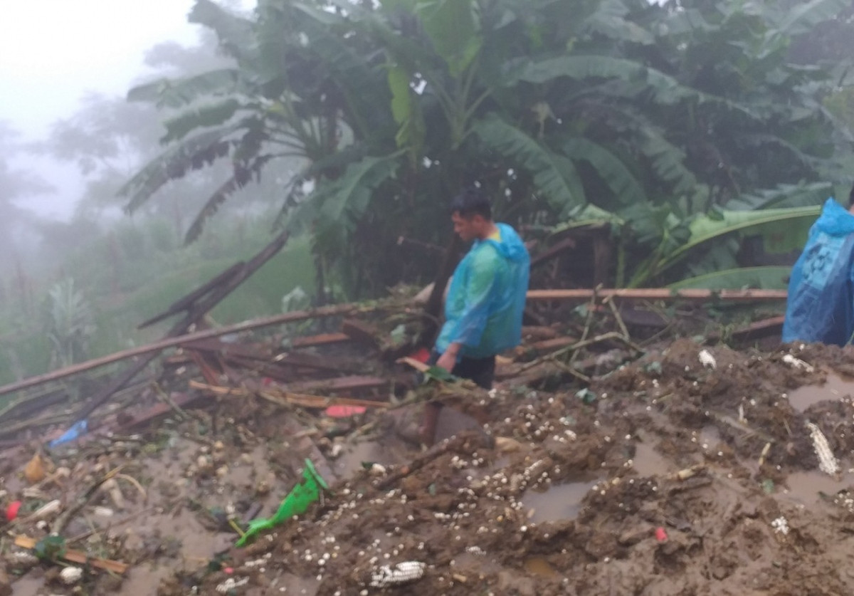 Vụ sạt lở gần như san phẳng nhà của anh Lía.