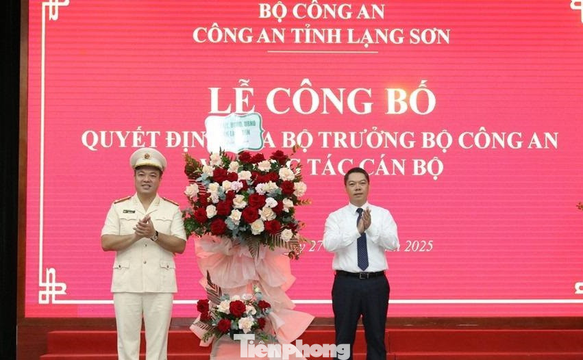 Phó Chủ tịch UBND tỉnh Lạng Sơn Đoàn Thành Sơn (bên phải) đại diện lãnh đạo tỉnh tặng hoa chúc mừng tân Phó Giám đốc Công an tỉnh Lạng Sơn Nguyễn Hữu Đức. Ảnh: T.L