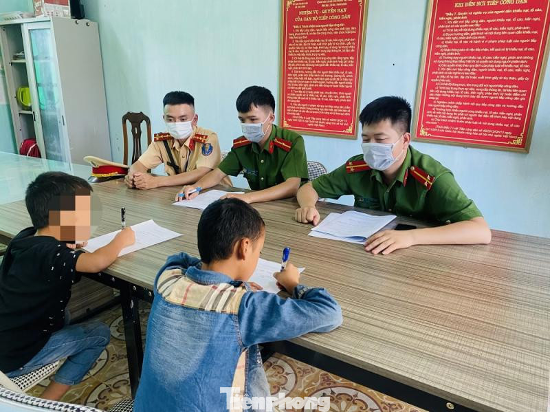 Sau khi giải thích về hành vi gây nguy hiểm, cơ quan công an đã bàn giao hai cháu cho gia đình giáo dục, quản lý. -Ảnh: TL Sau khi giải thích về hành vi gây nguy hiểm, cơ quan công an đã bàn giao hai cháu cho gia đình giáo dục, quản lý. -Ảnh: TL