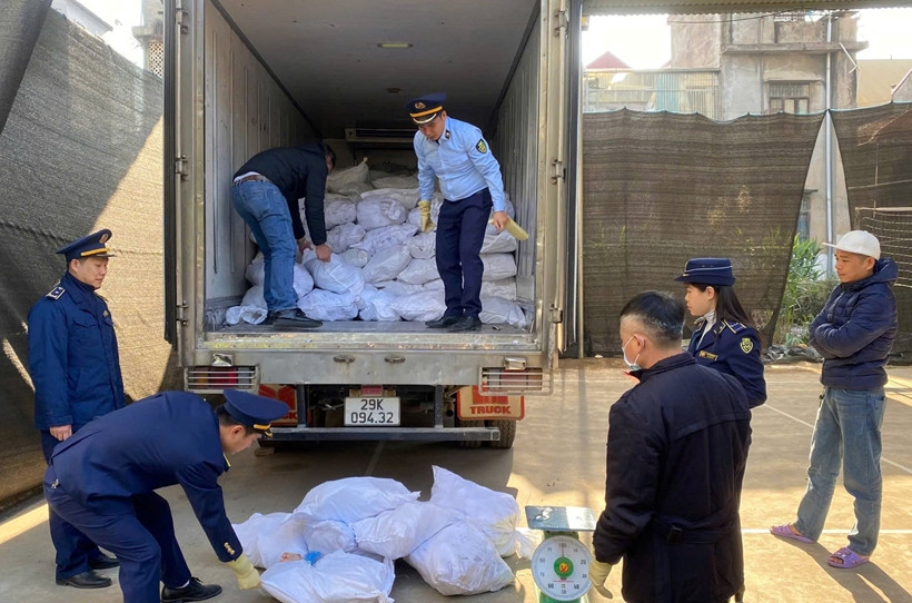 Lực lượng Quản lý Thị trường tỉnh Lạng Sơn bắt giữ 3 tấn móng giò lợn không có nguồn gốc xuất xứ. Lực lượng Quản lý Thị trường tỉnh Lạng Sơn bắt giữ 3 tấn móng giò lợn không có nguồn gốc xuất xứ.