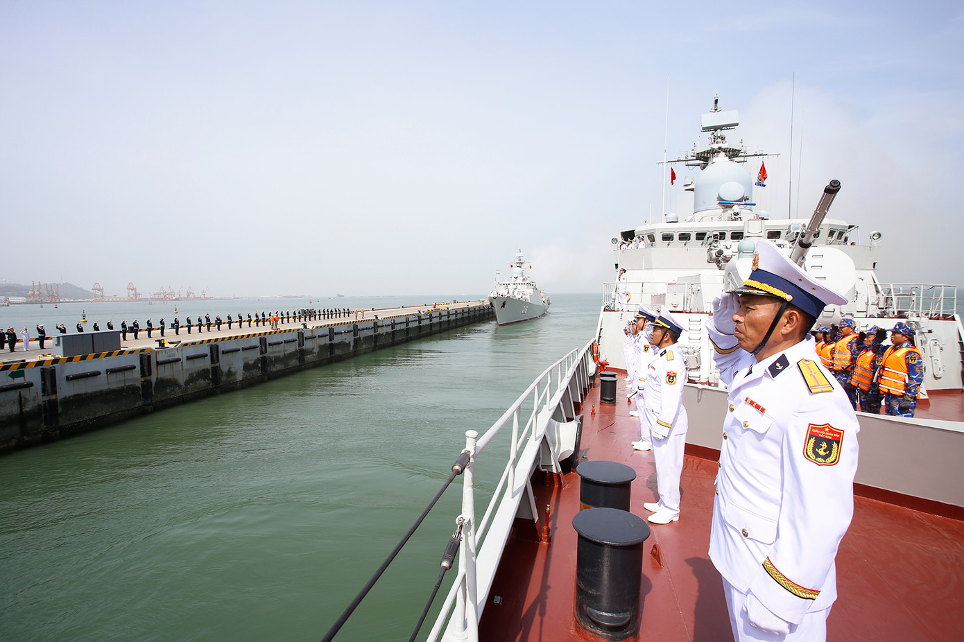 Hai Bộ trưởng Quốc phòng Việt Nam - Trung Quốc cùng chứng kiến Biên đội tàu Hải quân hai nước báo cáo trực tuyến về kết quả các hoạt động giao lưu tại thành phố Bắc Hải (Trung Quốc) và công tác chuẩn bị cho tuần tra liên hợp trên vùng biển vịnh Bắc Bộ lần thứ 38. Sau khi nghe báo cáo, hai Bộ trưởng đã phát chỉ lệnh cho các tàu xuất phát thực hiện nhiệm vụ.