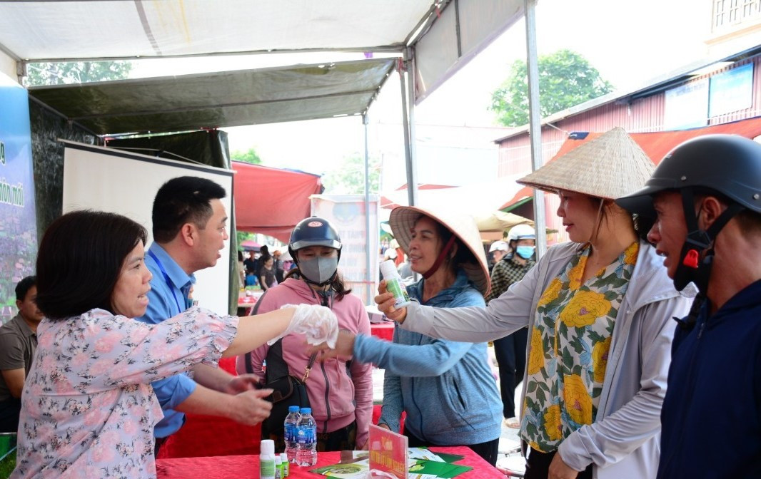 Cán bộ Trung tâm khuyến nông tỉnh Lạng Sơn hướng dẫn, tuyên truyền người dân sử dụng thuốc bảo vệ thực vật an toàn, hiệu quả tại "Khuyến nông phiên chợ" ở xã Gia Cát, huyện Cao Lộc. Ảnh: H.C Cán bộ Trung tâm khuyến nông tỉnh Lạng Sơn hướng dẫn, tuyên truyền người dân sử dụng thuốc bảo vệ thực vật an toàn, hiệu quả tại "Khuyến nông phiên chợ" ở xã Gia Cát, huyện Cao Lộc. Ảnh: H.C