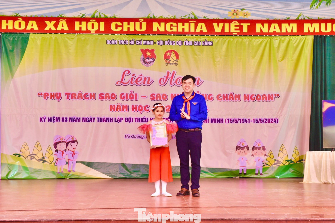 Các em Đội viên có phần thi xuất sắc nhận phần thưởng của Ban tổ chức. Các em Đội viên có phần thi xuất sắc nhận phần thưởng của Ban tổ chức.