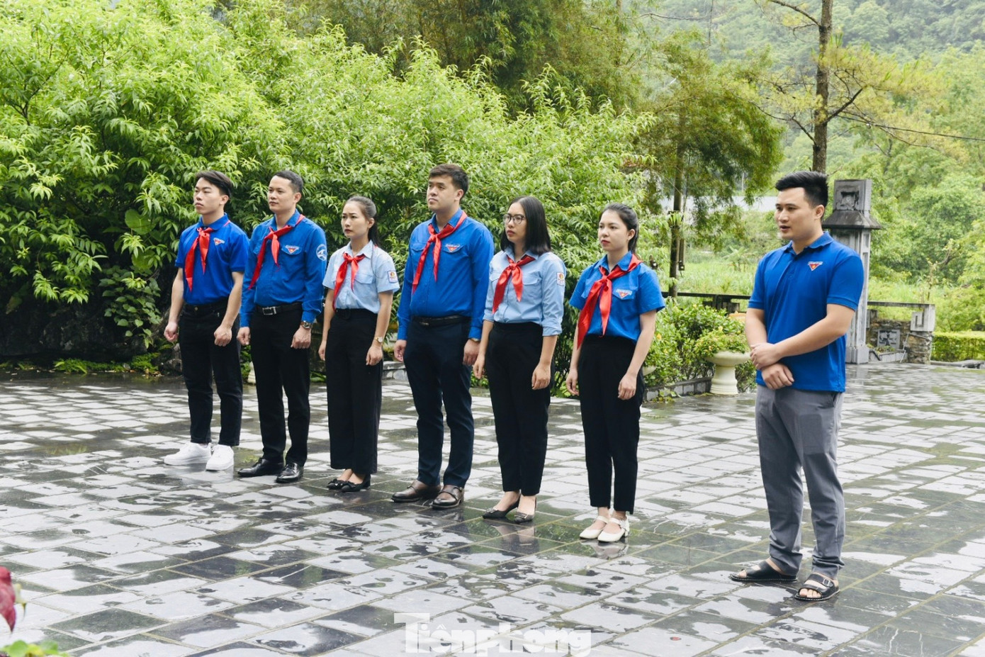 Tỉnh Đoàn- Hội đồng Đội tỉnh Cao Bằng dâng hương, báo công tại Khu di tích lịch sử Kim Đồng. Tỉnh Đoàn- Hội đồng Đội tỉnh Cao Bằng dâng hương, báo công tại Khu di tích lịch sử Kim Đồng.