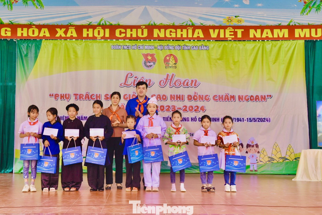 Các em học sinh vượt khó, học giỏi nhận học bổng của Ban tổ chức. Các em học sinh vượt khó, học giỏi nhận học bổng của Ban tổ chức.