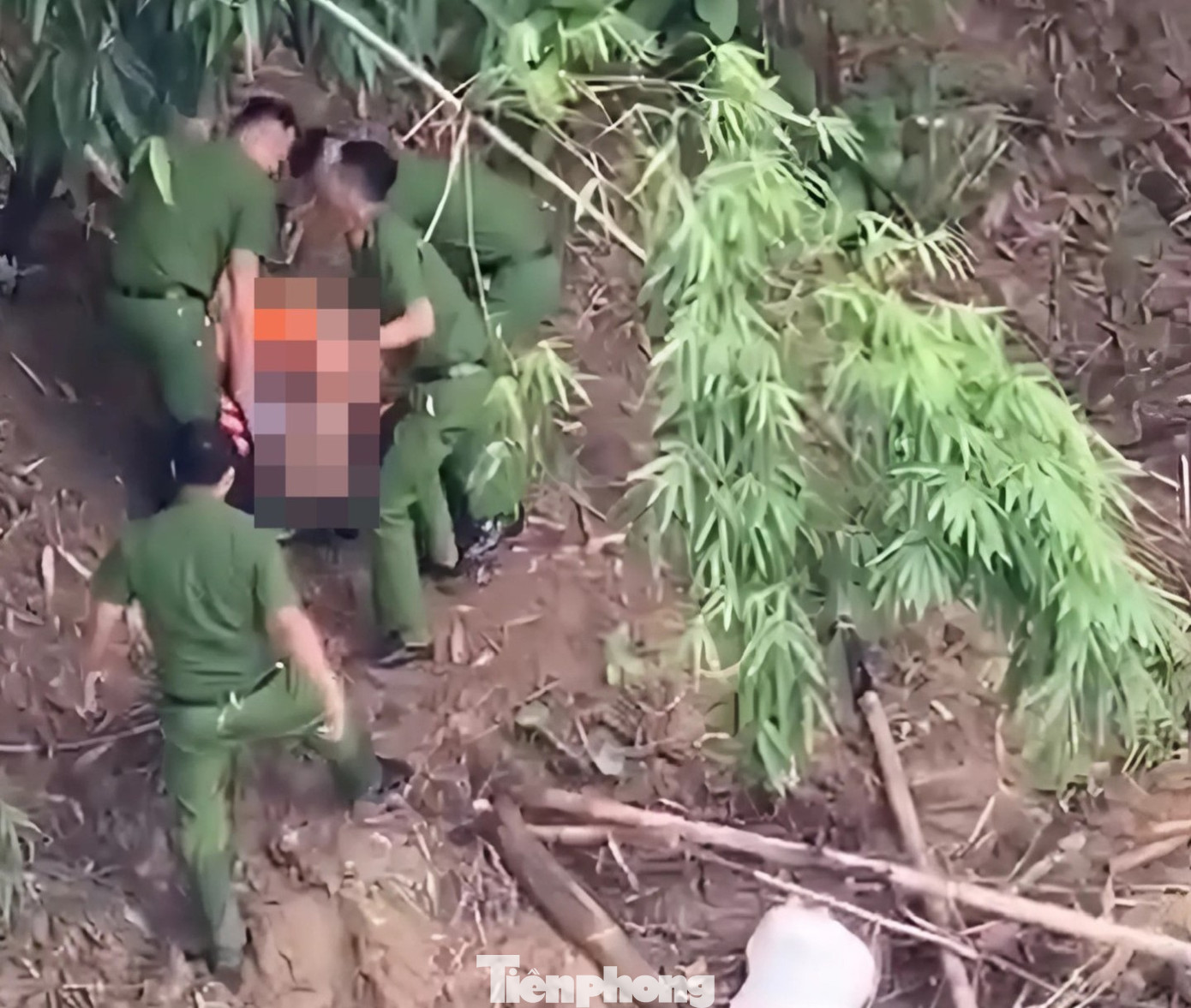 Lực lượng Công an kịp thời cứu vớt và đưa vào bờ sông. Lực lượng Công an kịp thời cứu vớt và đưa vào bờ sông.