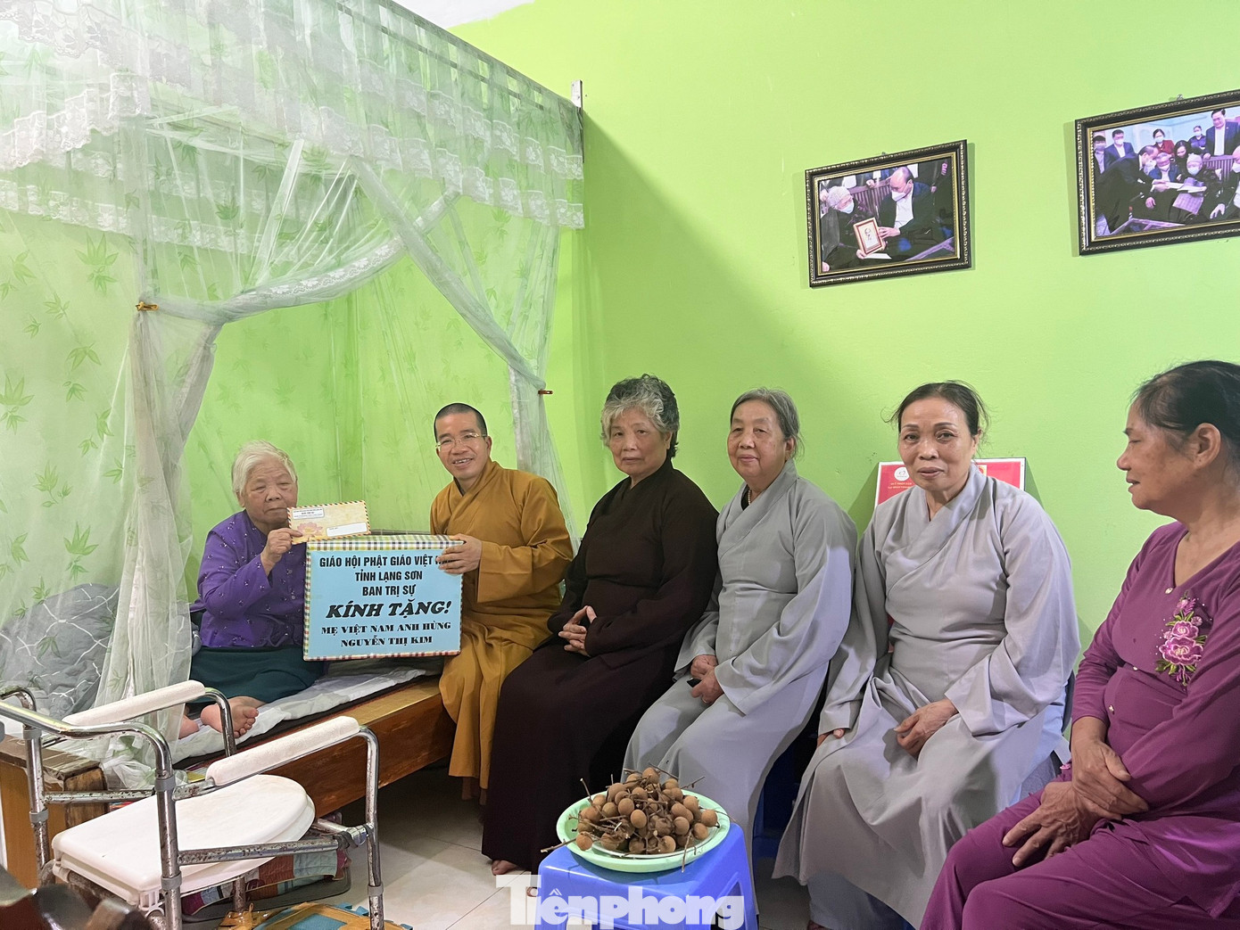 Ban Trị sự Giáo hội Phật giáo tỉnh Lạng Sơn tặng quà Mẹ Việt Nam Anh hùng Nguyễn Thị Kim ở thành phố Lạng Sơn. Ảnh: Duy Chiến Ban Trị sự Giáo hội Phật giáo tỉnh Lạng Sơn tặng quà Mẹ Việt Nam Anh hùng Nguyễn Thị Kim ở thành phố Lạng Sơn. Ảnh: Duy Chiến