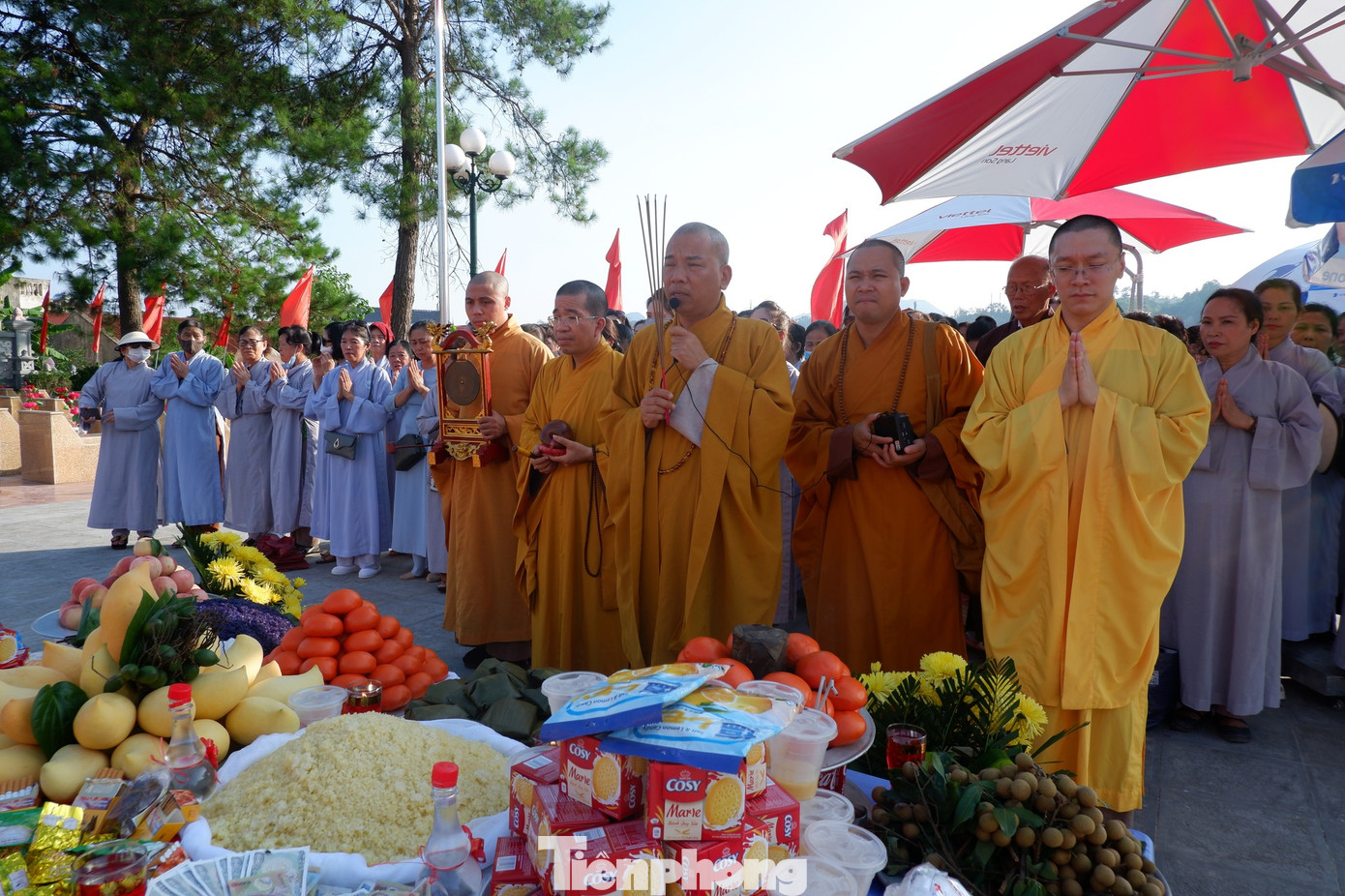 Tăng ni, phật tử thực hiện nghi lễ cầu siêu các Anh hùng liệt sỹ. Ảnh: Duy Chiến Tăng ni, phật tử thực hiện nghi lễ cầu siêu các Anh hùng liệt sỹ. Ảnh: Duy Chiến
