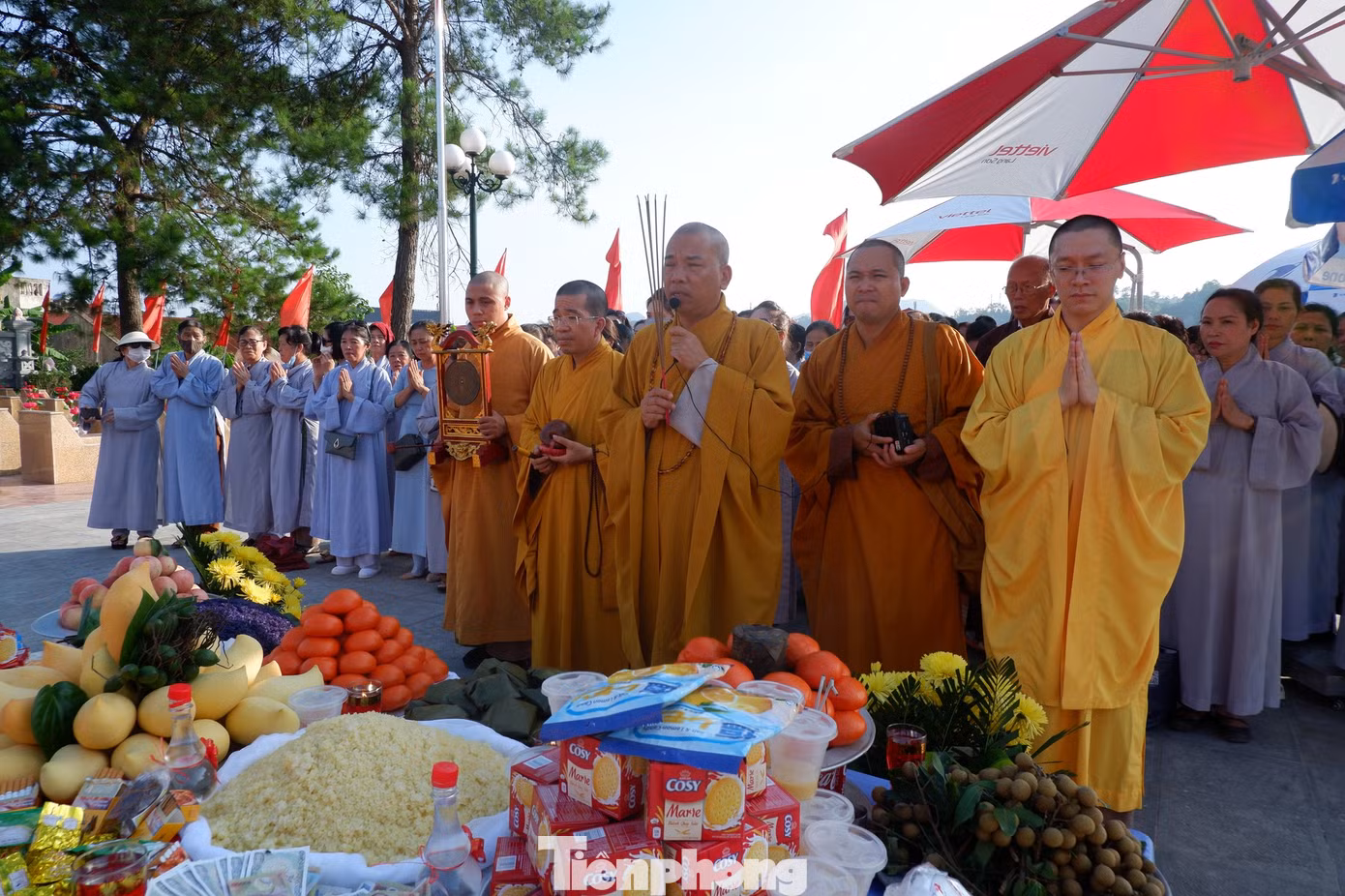 Tăng ni, phật tử thực hiện nghi lễ cầu siêu các Anh hùng liệt sỹ. Ảnh: Duy Chiến Tăng ni, phật tử thực hiện nghi lễ cầu siêu các Anh hùng liệt sỹ. Ảnh: Duy Chiến