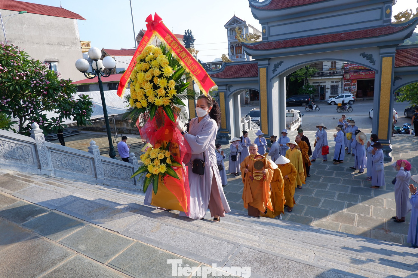 Dâng hương, dâng hoa viếng Nghĩa trang liệt sỹ ở thành phố Lạng Sơn. Ảnh: Duy Chiến Dâng hương, dâng hoa viếng Nghĩa trang liệt sỹ ở thành phố Lạng Sơn. Ảnh: Duy Chiến