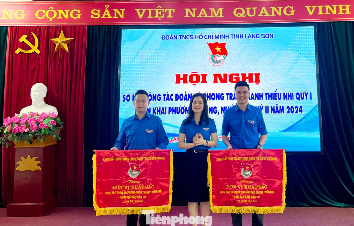Huyện Đoàn Cao Lộc và Đoàn phường Vĩnh Trại- thành phố Lạng Sơn nhận cờ thi đua của Trung ương Đoàn. Ảnh: Duy Chiến
