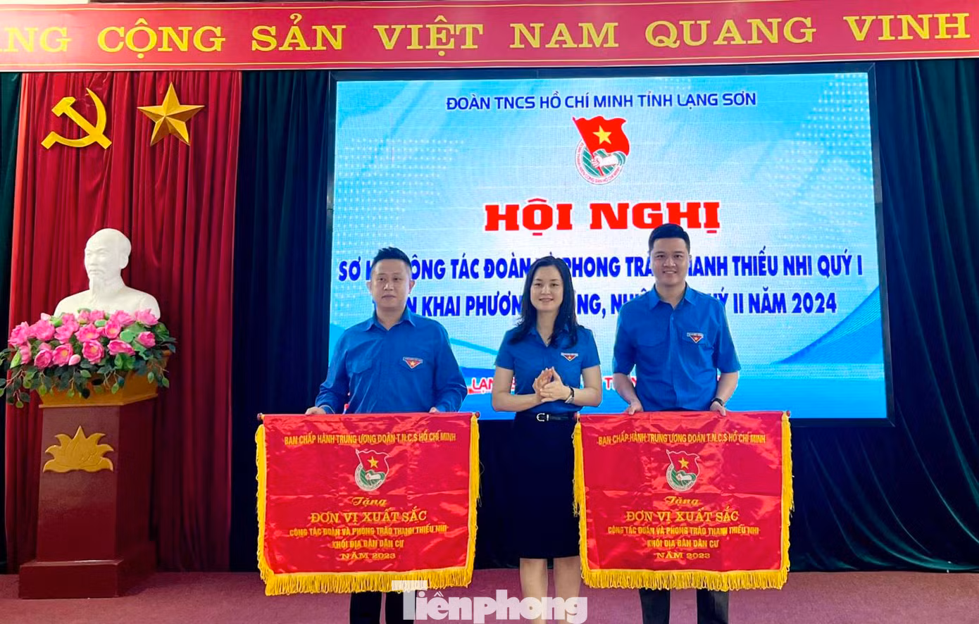 Huyện Đoàn Cao Lộc và Đoàn phường Vĩnh Trại- thành phố Lạng Sơn nhận cờ thi đua của Trung ương Đoàn. Ảnh: Duy Chiến Huyện Đoàn Cao Lộc và Đoàn phường Vĩnh Trại- thành phố Lạng Sơn nhận cờ thi đua của Trung ương Đoàn. Ảnh: Duy Chiến