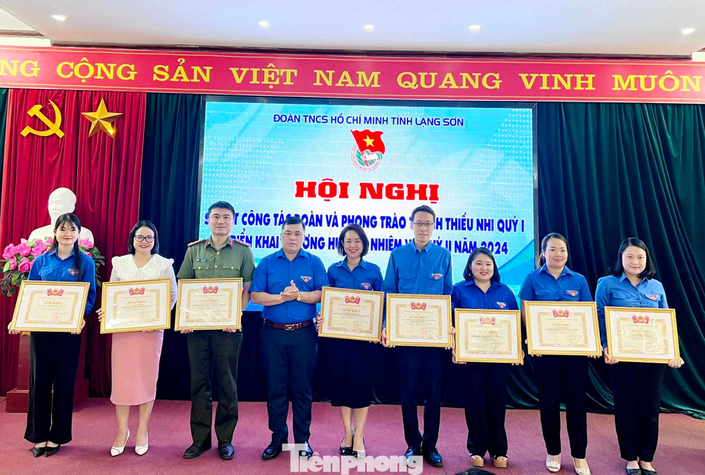 Các tập thể, cá nhân có thành tích xuất sắc được Trung ương Đoàn tặng Bằng khen.