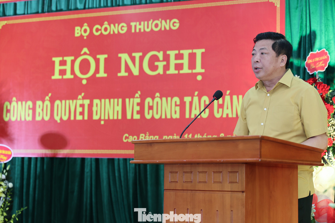 Bí thư Tỉnh ủy Cao Bằng Trần Hồng Minh mong muốn trên cương vị mới, tân Cục trưởng QLTT Trần Mạnh Hùng nỗ lực, đạt nhiều thành tích to lớn hơn nữa. Ảnh: A.D.