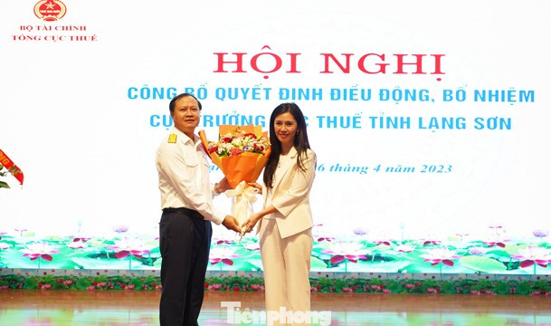 Phó Chủ tịch UBND tỉnh Lạng Sơn Đoàn Thu Hà (bìa phải tặng hoa chúc mừng tân Cục trưởng cục Thuế Lạng Sơn Nguyễn Văn Điều. Ảnh: TL. Phó Chủ tịch UBND tỉnh Lạng Sơn Đoàn Thu Hà (bìa phải tặng hoa chúc mừng tân Cục trưởng cục Thuế Lạng Sơn Nguyễn Văn Điều. Ảnh: TL.