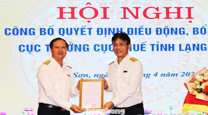 Lãnh đạo Tổng cục Thuế trao quyết định luân chuyển, bổ nhiệm cho ông Nguyễn Văn Điều (bìa trái). Ảnh: TL. Lãnh đạo Tổng cục Thuế trao quyết định luân chuyển, bổ nhiệm cho ông Nguyễn Văn Điều (bìa trái). Ảnh: TL.