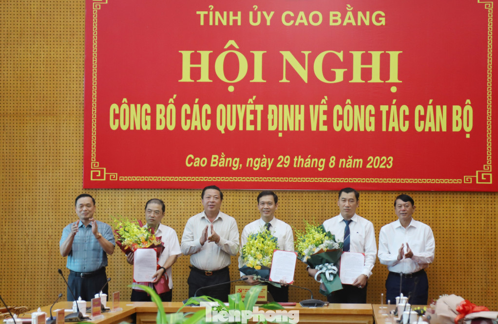 Lãnh đạo tỉnh Cao Bằng tặng hoa chúc mừng các cán bộ được luân chuyển, bổ nhiệm. Ảnh: CB