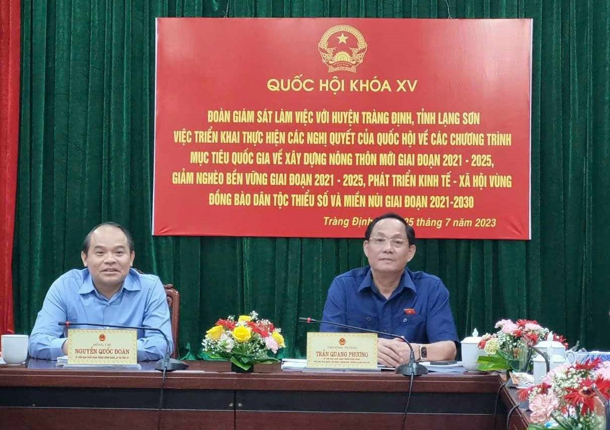 Phó Chủ tịch Quốc hội Trần Quang Phương (bìa phải) và Bí thư Tỉnh ủy Lạng Sơn Nguyễn Quốc Đoàn (bìa trái) chủ trì buổi làm việc, giám sát tại huyện Tràng Định. Ảnh: Duy Chiến