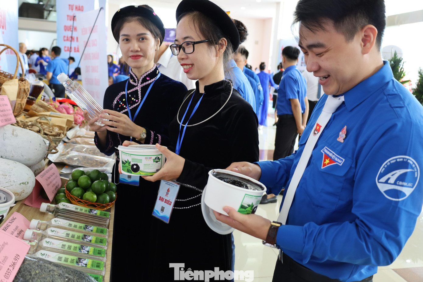 Nữ đoàn viên người Tày, Nùng tự hào với sản vật của địa phương mình Nữ đoàn viên người Tày, Nùng tự hào với sản vật của địa phương mình